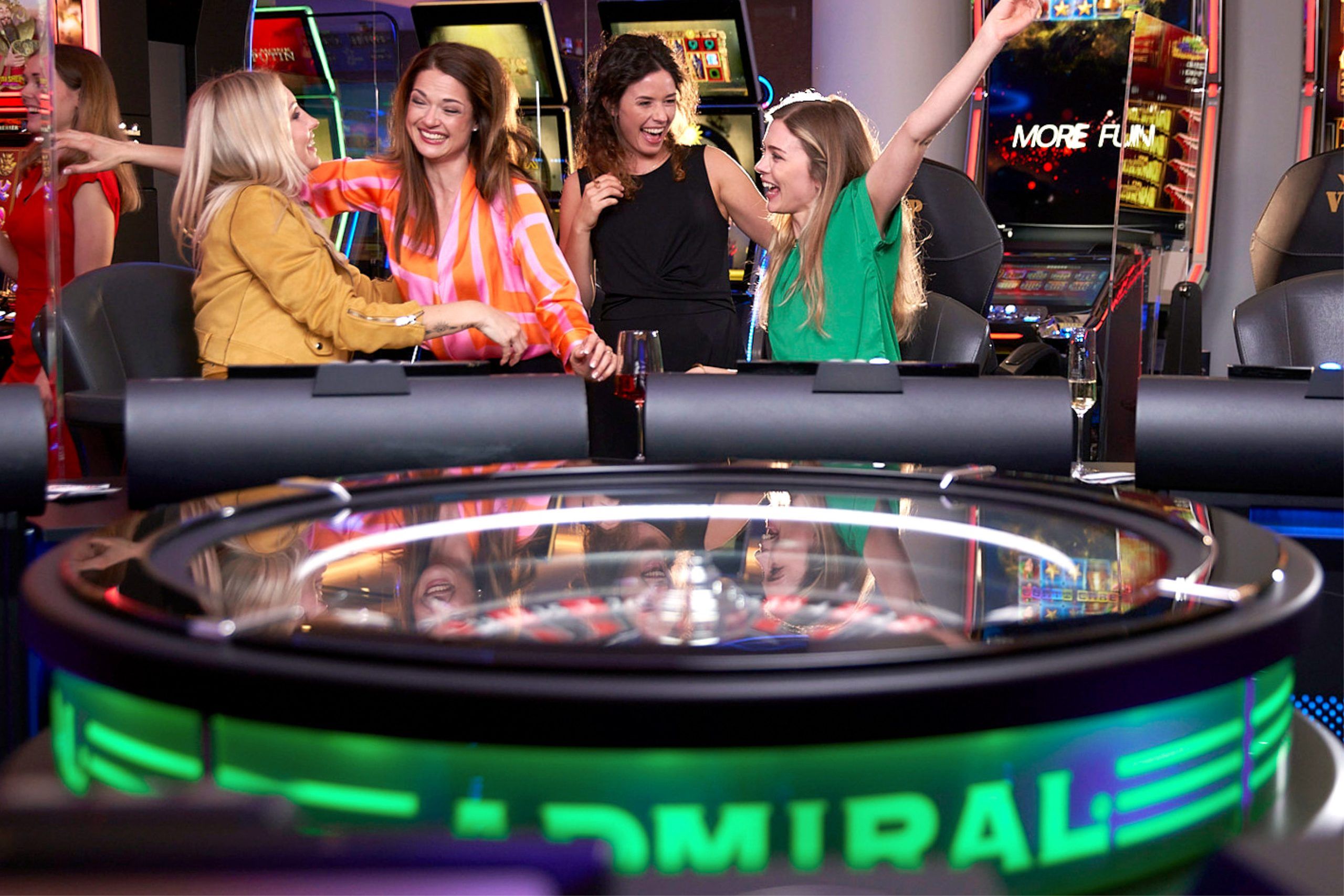 Vier Frauen freuen sich über Gewinn beim Roulette in der Spielbank Leipzig