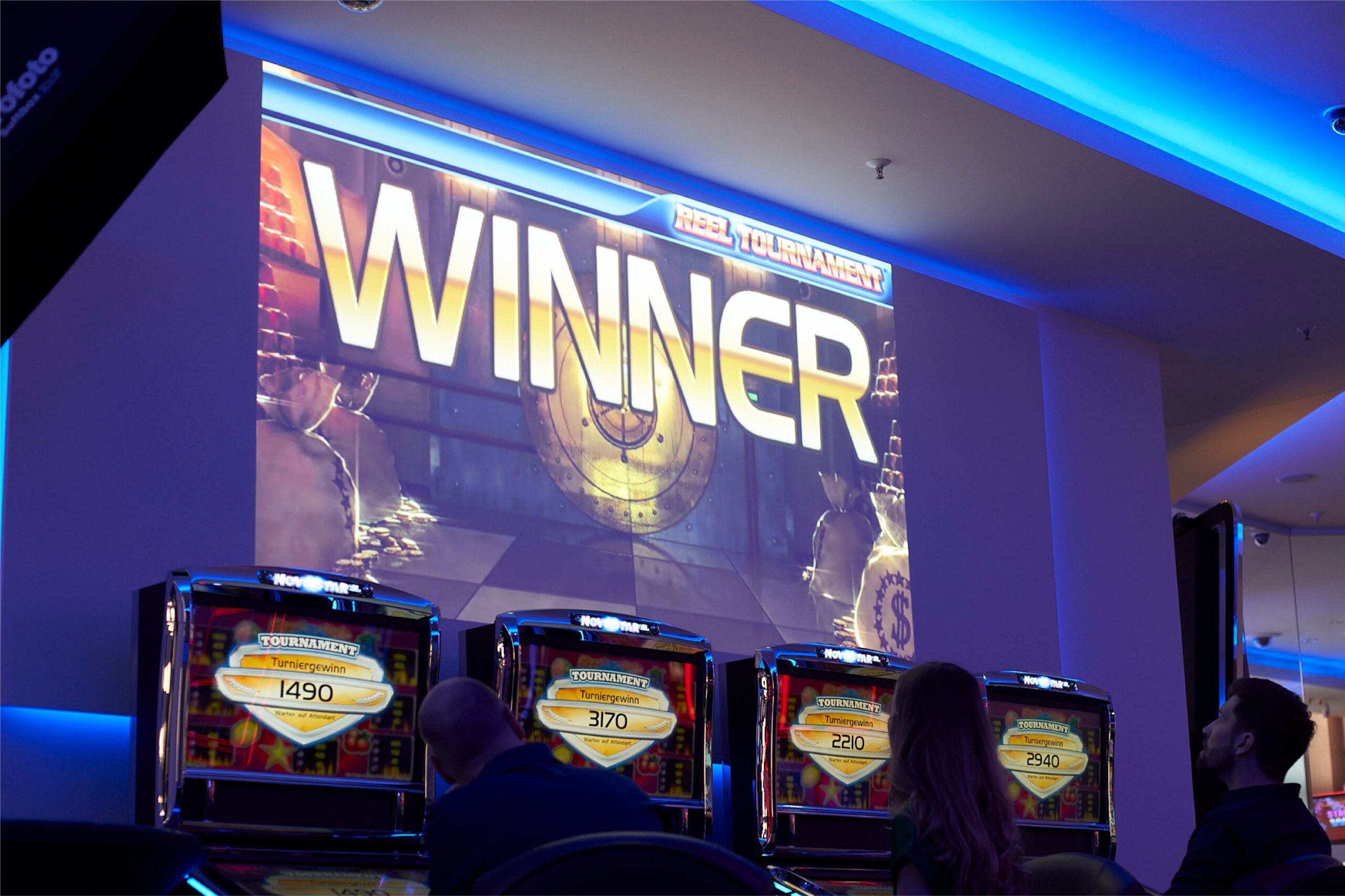 Winner-Anzeige über Spielautomaten von drei Spielern