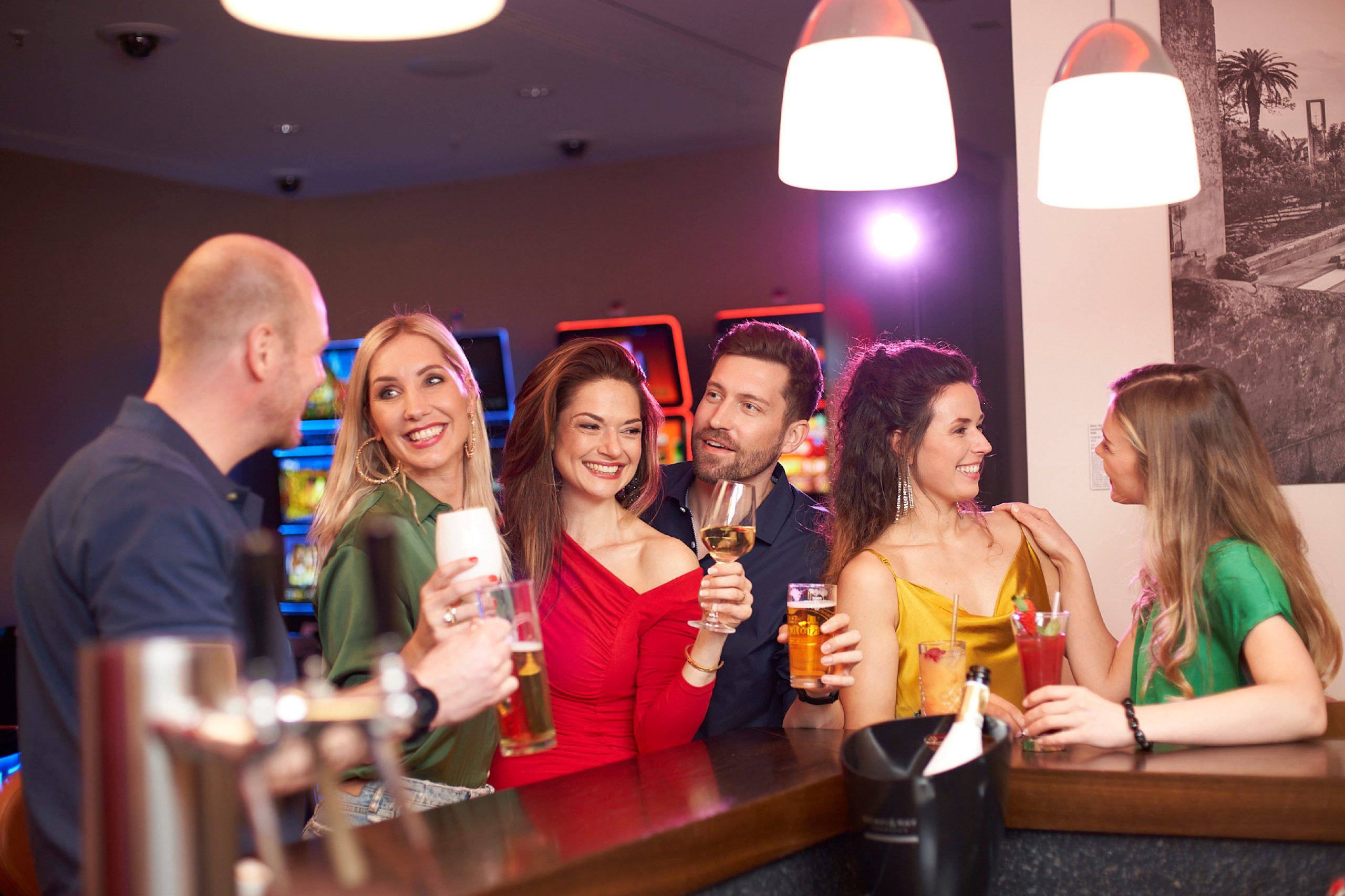 Sechs Freunde gesellig an der Bar in der Spielbank Chemnitz