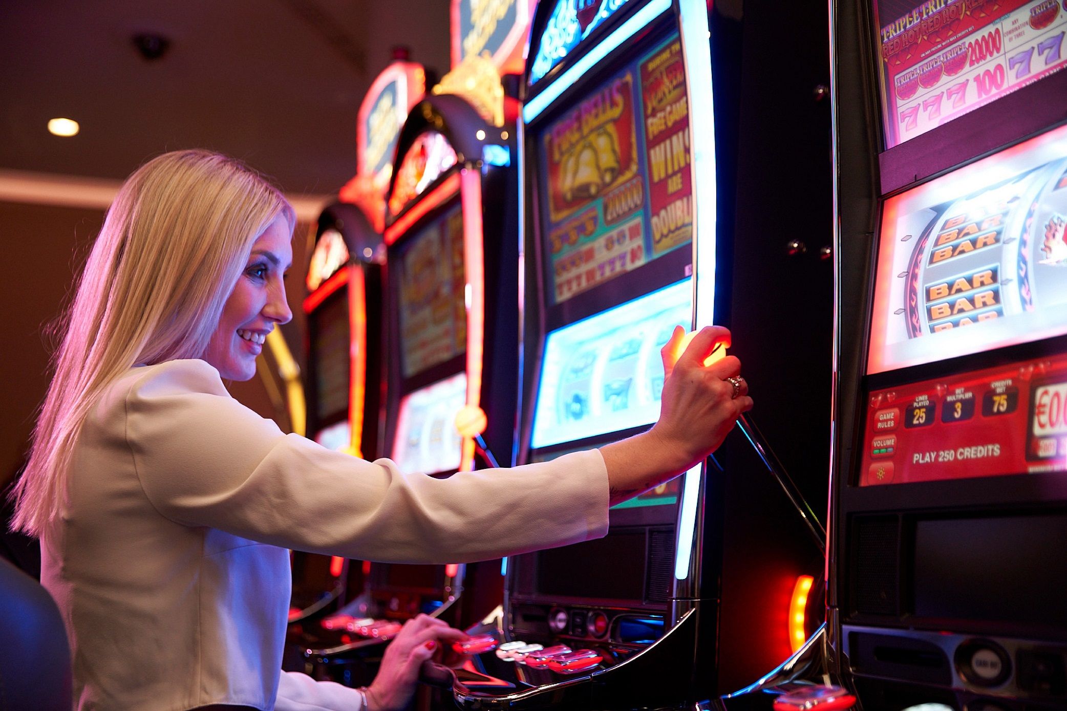 Eine Frau spielt an der Slot Machine in der Spielbank Dresden