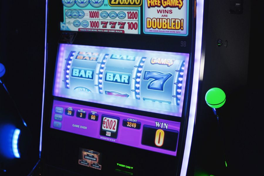 Leuchtende Slot Machine im Dunkeln