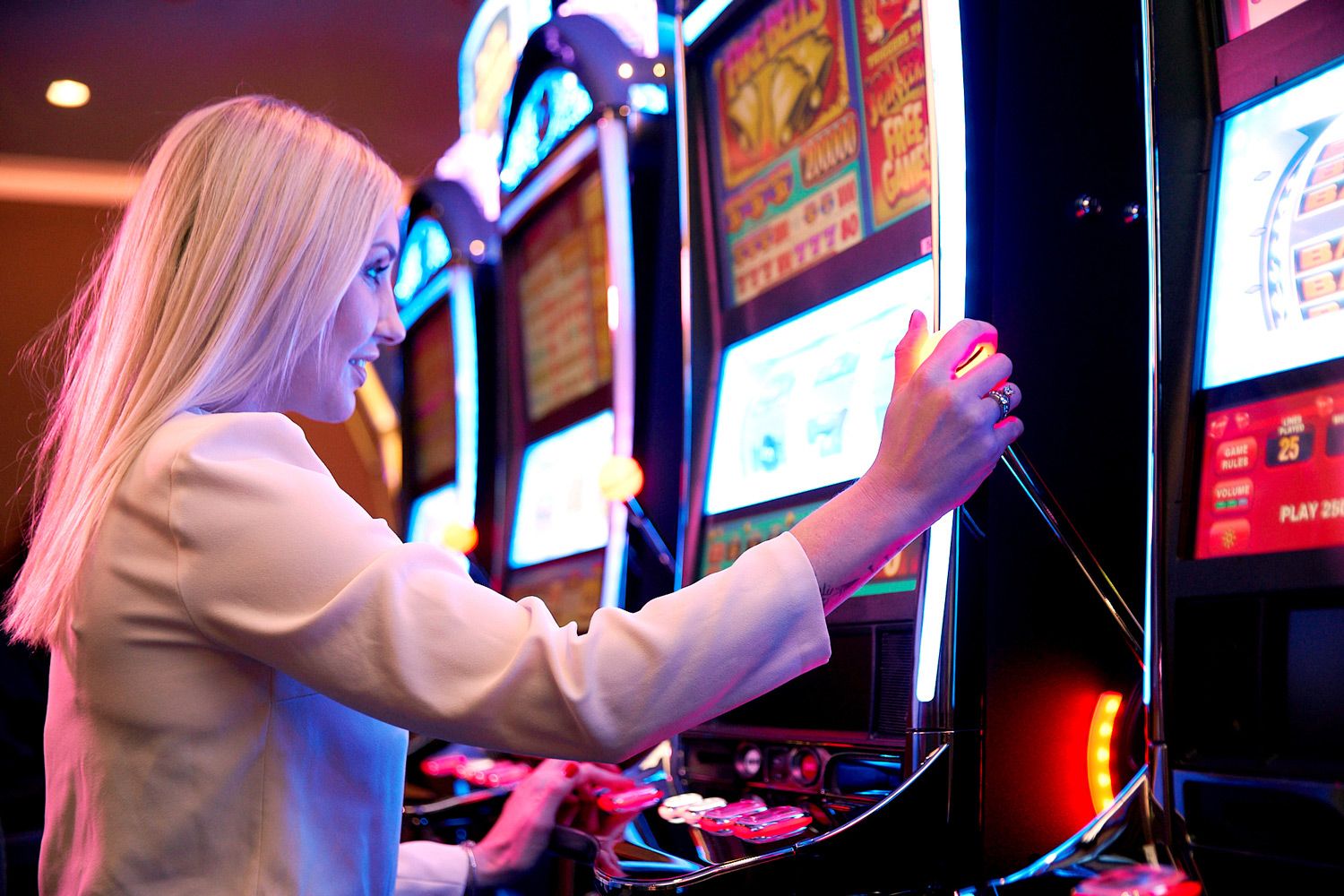 Frau spielt an der Slot Machine in der Spielbank Dresden