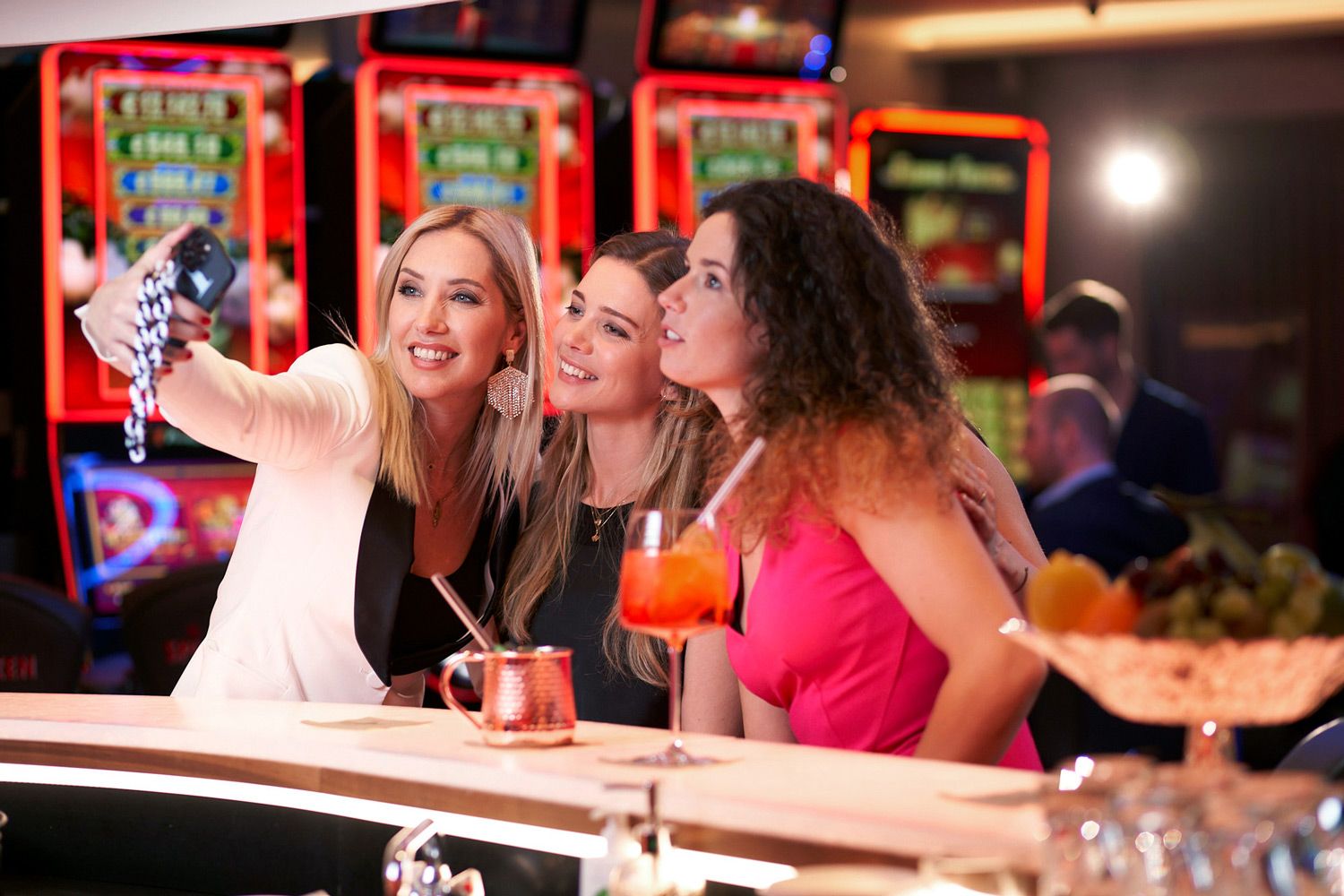 Drei Frauen machen ein Selfie an der Bar der Spielbank Leipzig