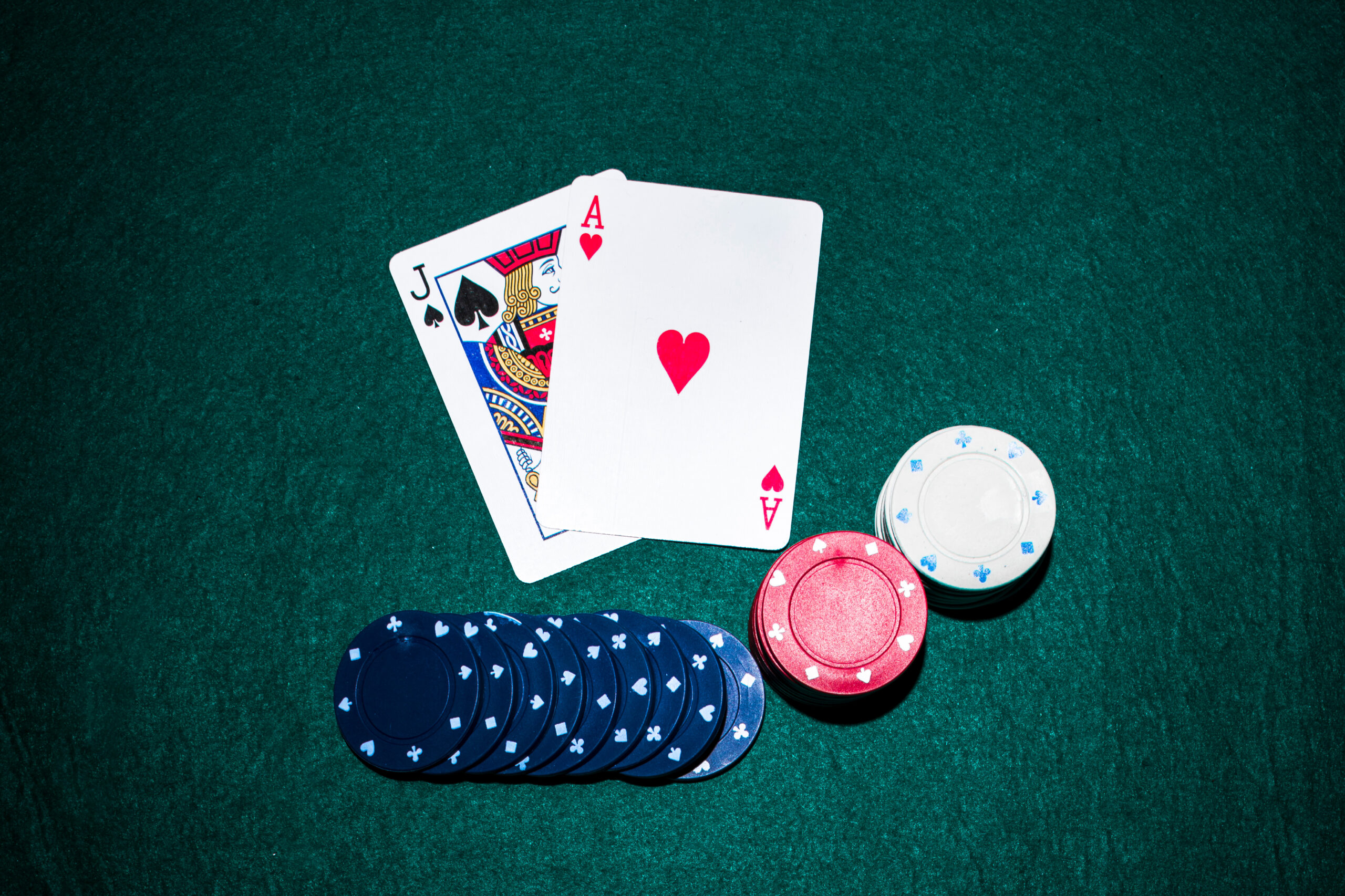 Zwei Karten und Spielmarken auf einem Tisch